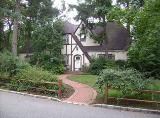 23 Ridge Dr E, Great Neck, NY 11021