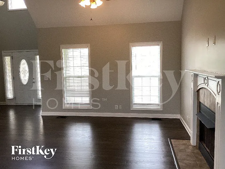 850 Samantha Ln — Photo 3