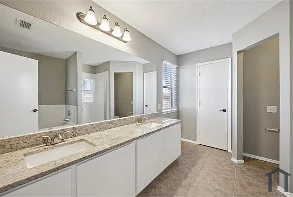 4 bed, 2718 sqft, $3,900 — Photo 2