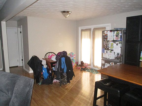 3rd image of 121 Country Ln
