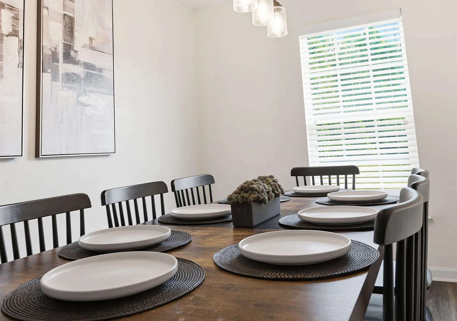 Spacious 4BR Home | Dedicated Workspace — Photo 4