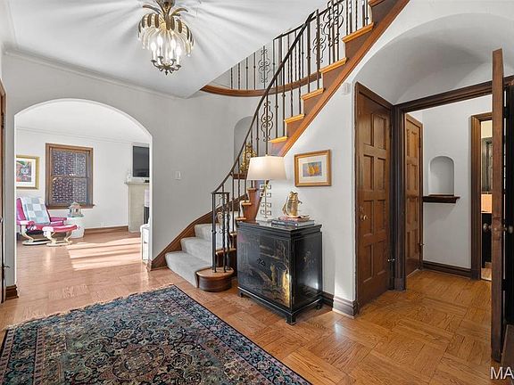 5th image of 585 Stratford Ave