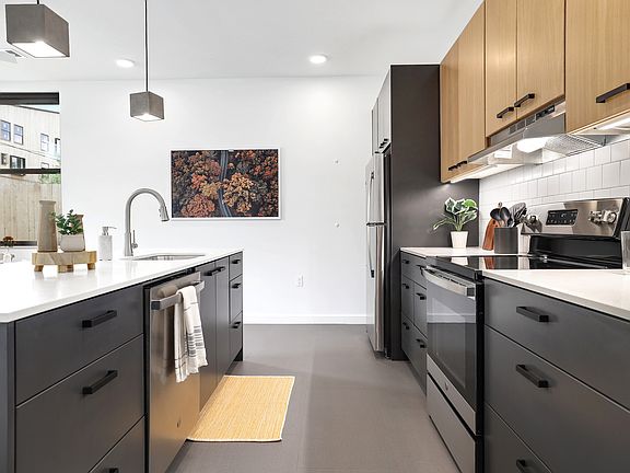 4th image of 300 SE D St #321-414