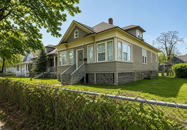 1011 E Augusta Ave — Photo 1
