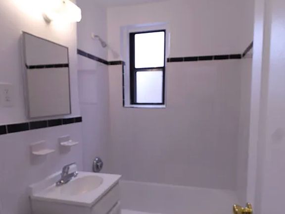 5th image of 208-26 Grand Central Pkwy #2G