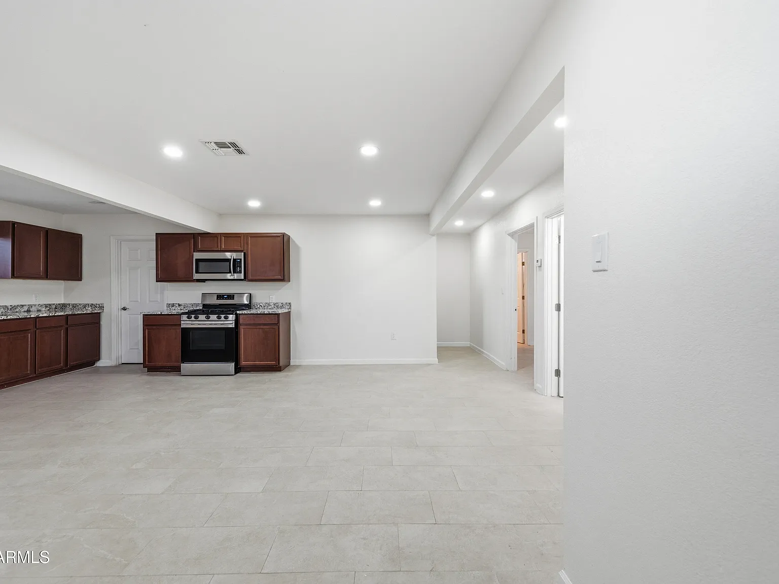 3 bed, 3.0 bath, 1321 sqft, $1,850 — Photo 2