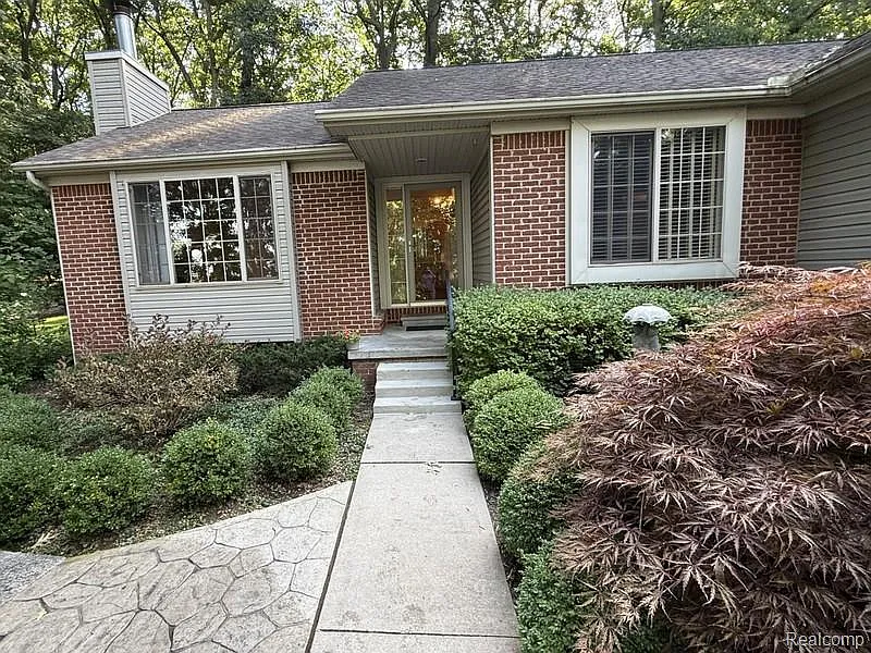 3 bed, 2.0 bath, 1460 sqft, $2,500 — Photo 2