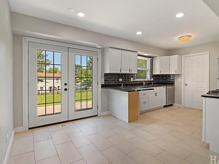 2208 Kensington Dr — Photo 14