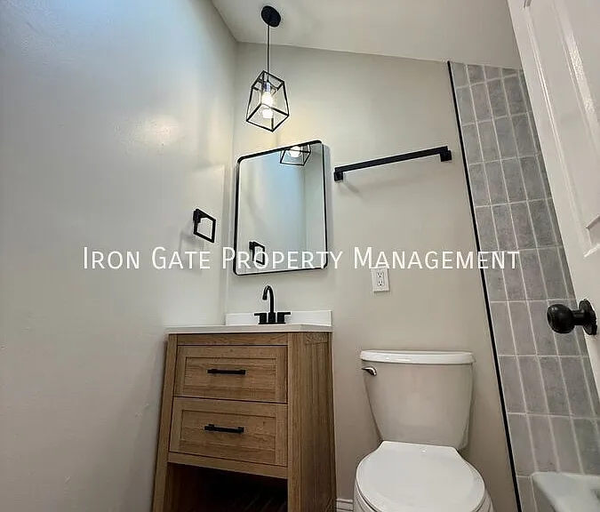 2110 Menard St #D — Photo 12