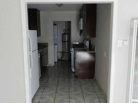 4th image of 262 E 11th St