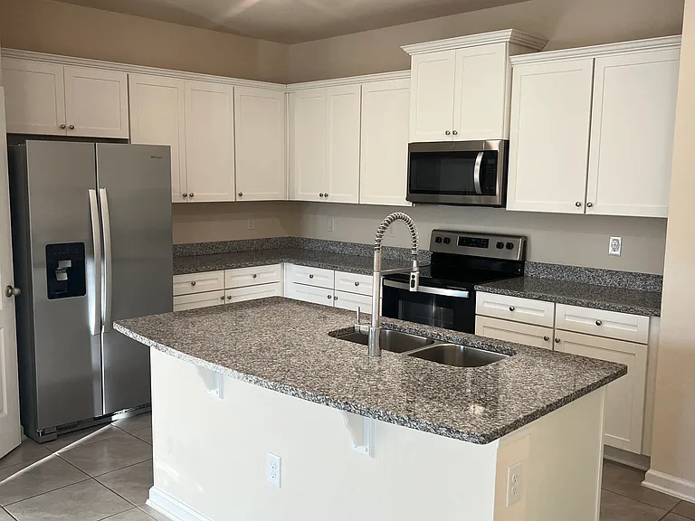 98 Pomona Way — Photo 3