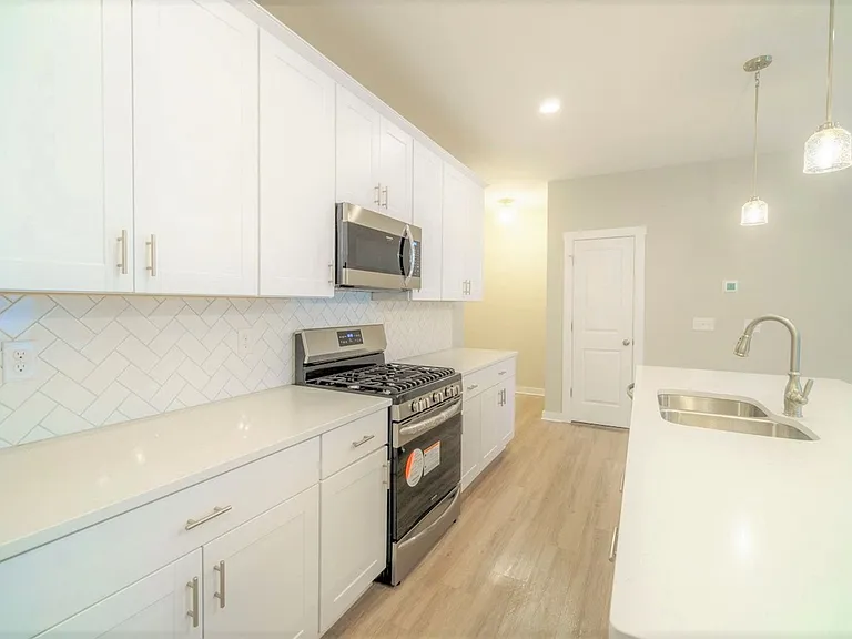 808 Lew St — Photo 15