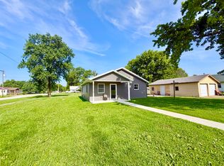 101 N Railroad St, Patoka, IL 62875