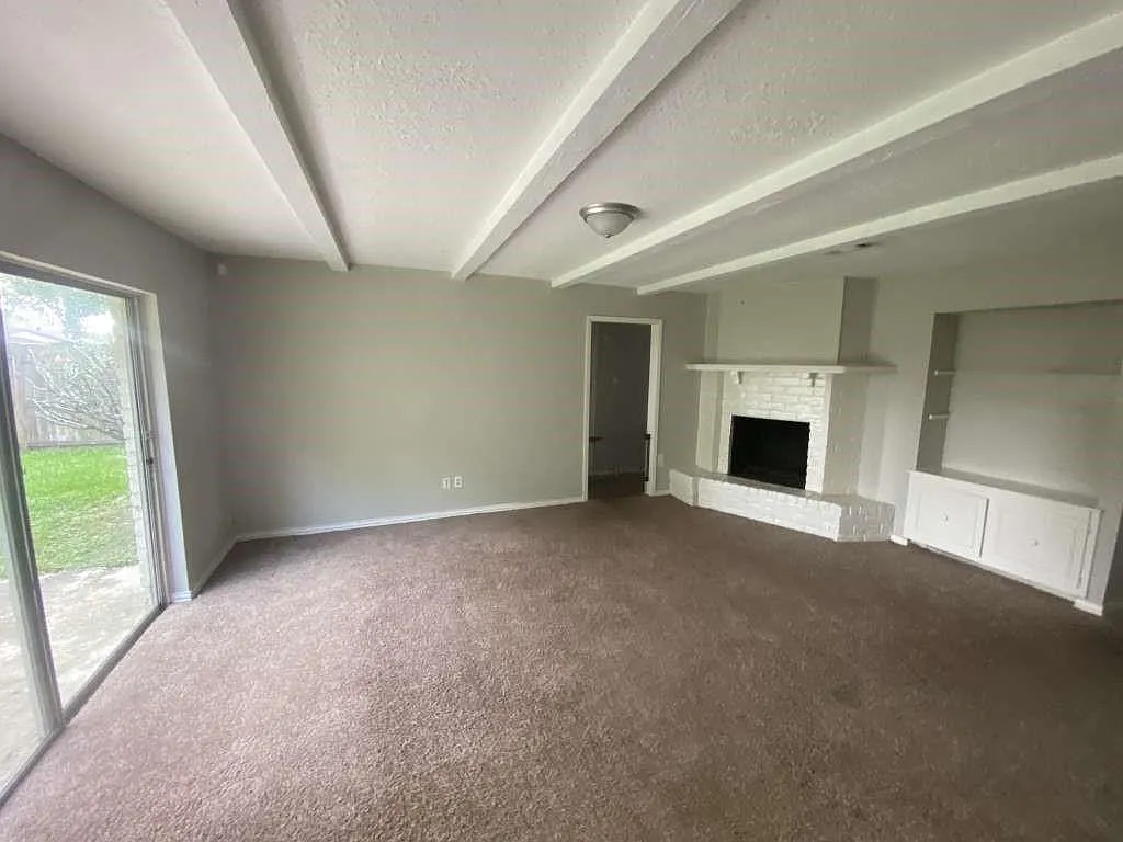 3 bed, 2.0 bath, 1317 sqft, $1,999 — Photo 3