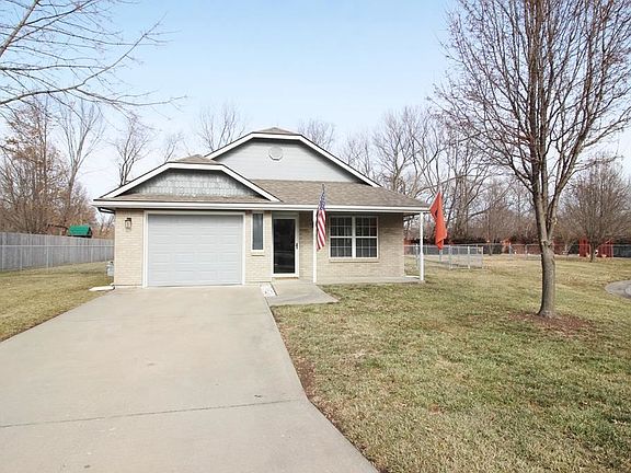 2nd image of 502 NW Willow Dr