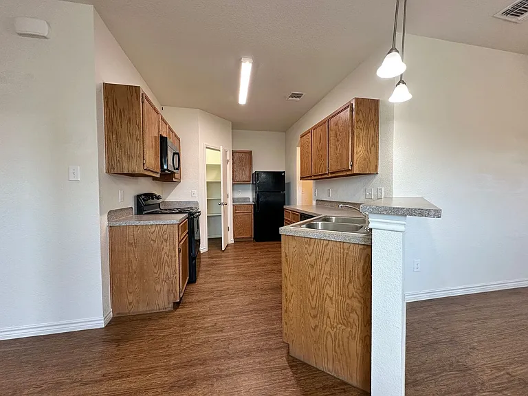 901 Lasso Dr — Photo 32