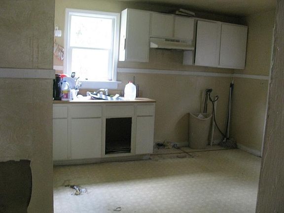 4th image of 926 Hunt Ave NW