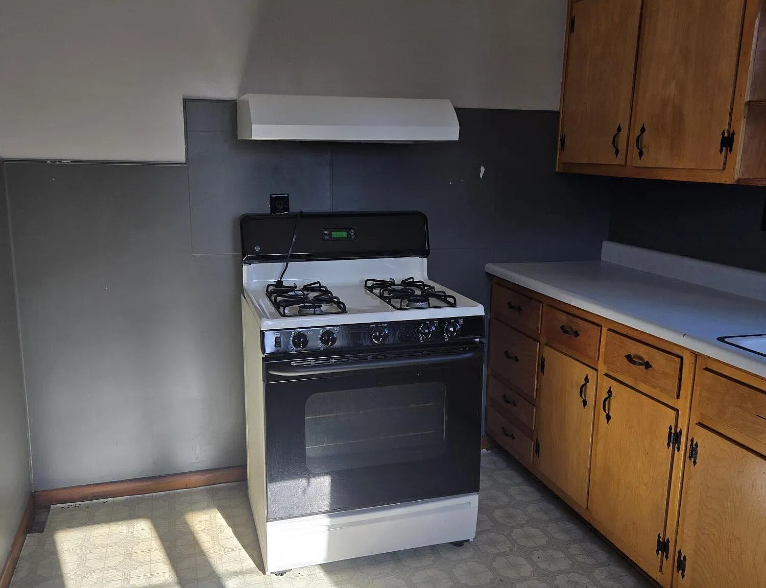 3 bed, 1200 sqft, $1,100 — Photo 2
