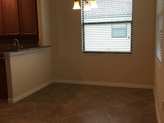 Breakfast nook/add'l dining