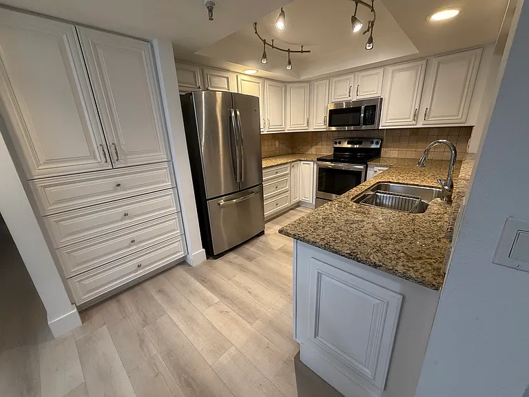 160 Columbia Dr #506 — Photo 12