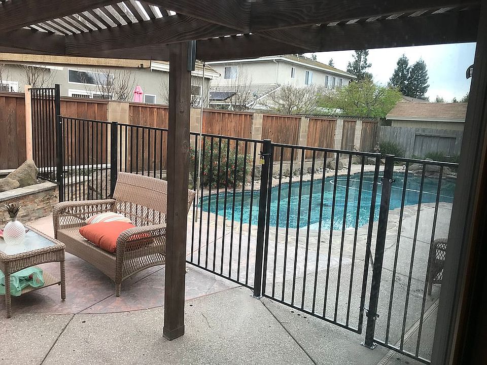 2nd image of 2413 Matthew Ln