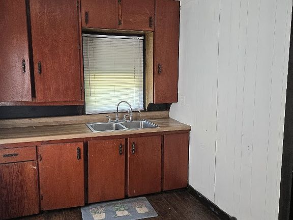 4th image of 214 NE 1st St