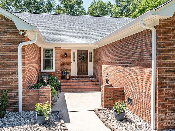 3rd image of 4211 Alderwood Ln