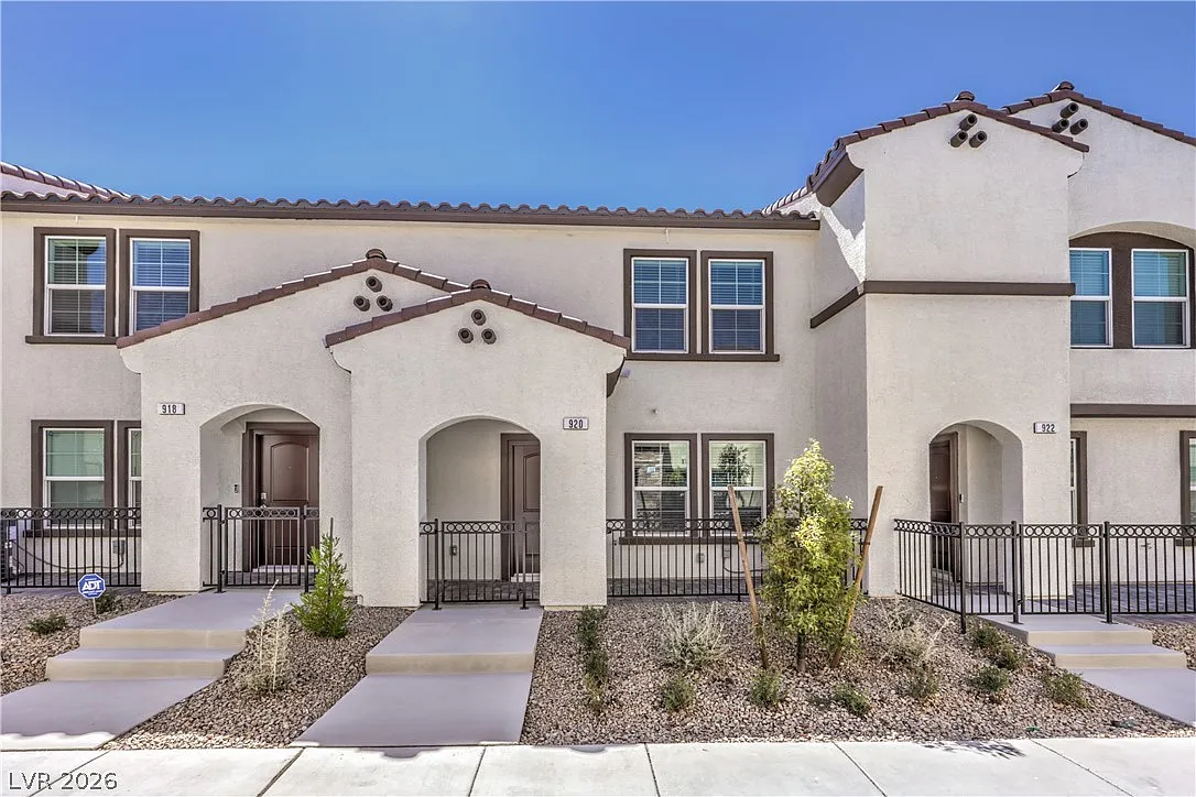3 bed, 2.5 bath, 1311 sqft, $1,900 — Photo 2