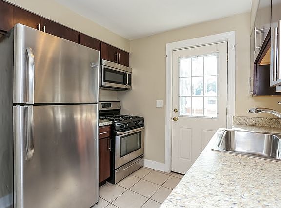 5th image of 4332 N Ottawa Ave