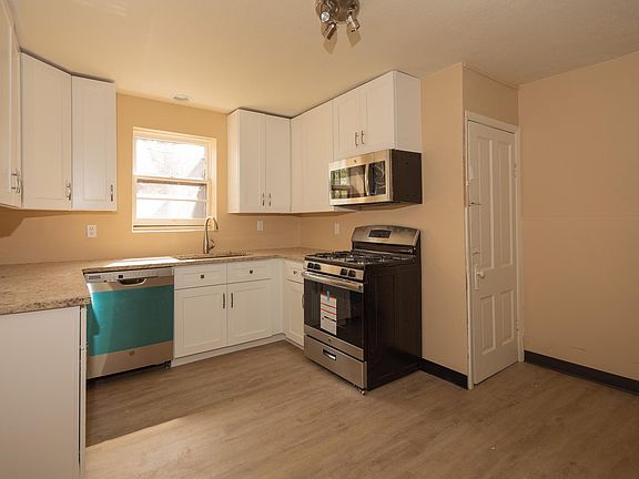 Granite and stainless steel plus new cabinets in the kitchen
