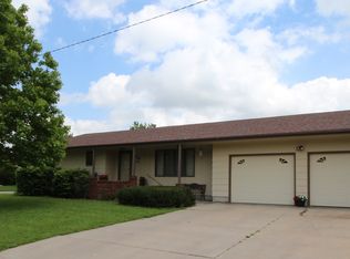 514 Spruce Ave, Moundridge, KS 67107