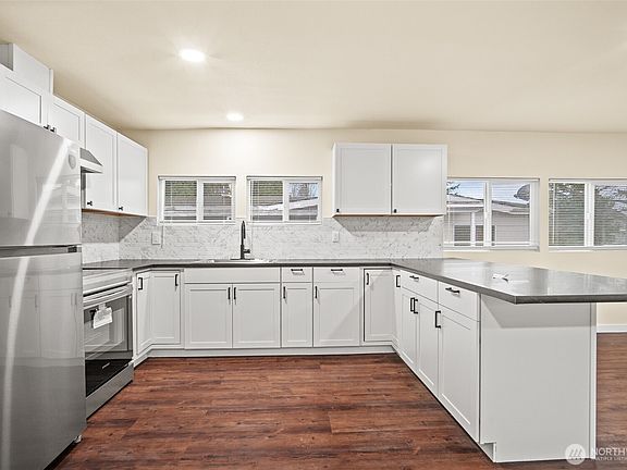 3rd image of 2392 Douglas Road #4