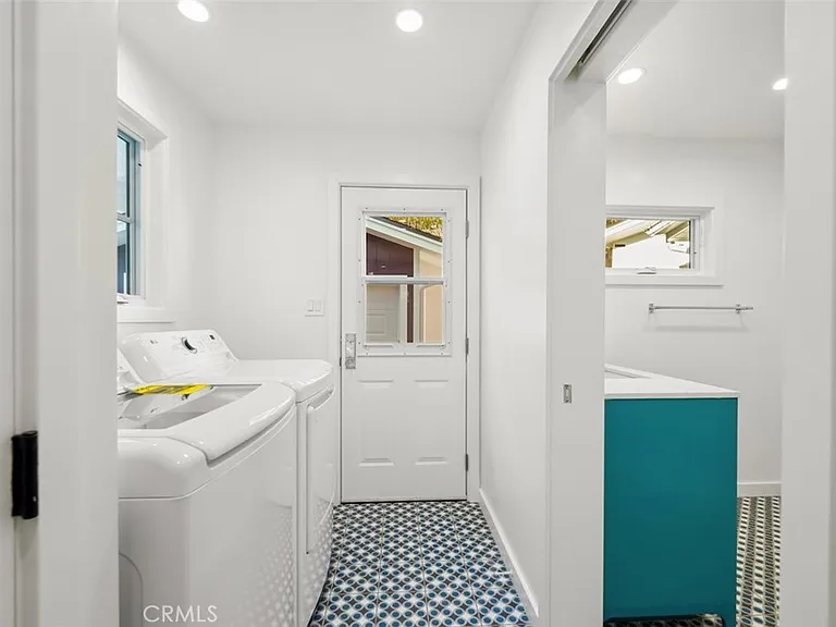 2549 N Beachwood Dr — Photo 6