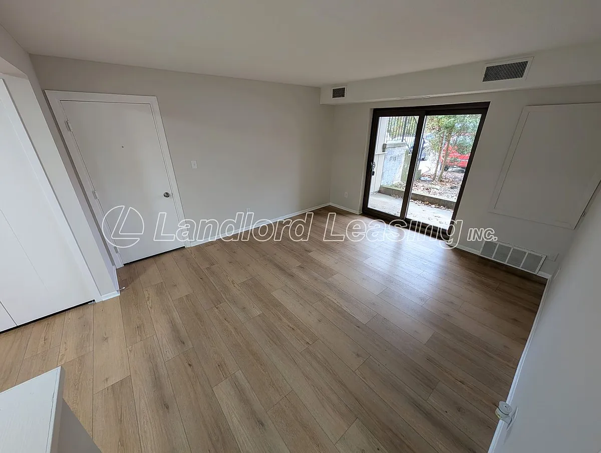 Building Photo - 1660 Cedarwood Dr #139