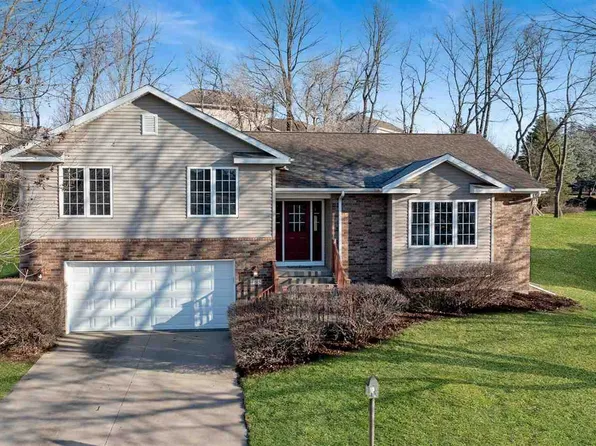 755 Forest Edge Dr, Coralville, IA 52241