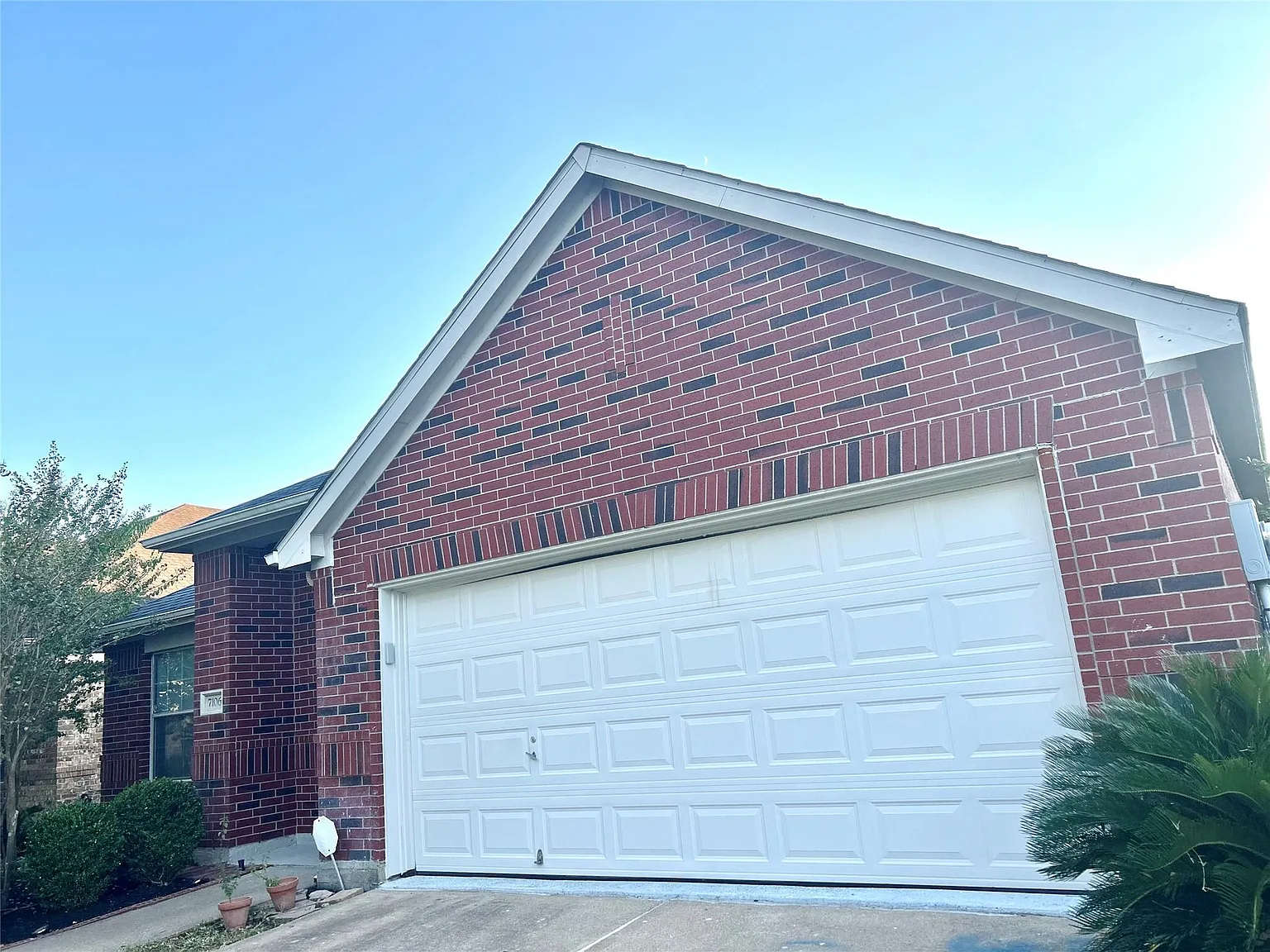 3 bed, 2.0 bath, 1986 sqft, $2,499 — Photo 2
