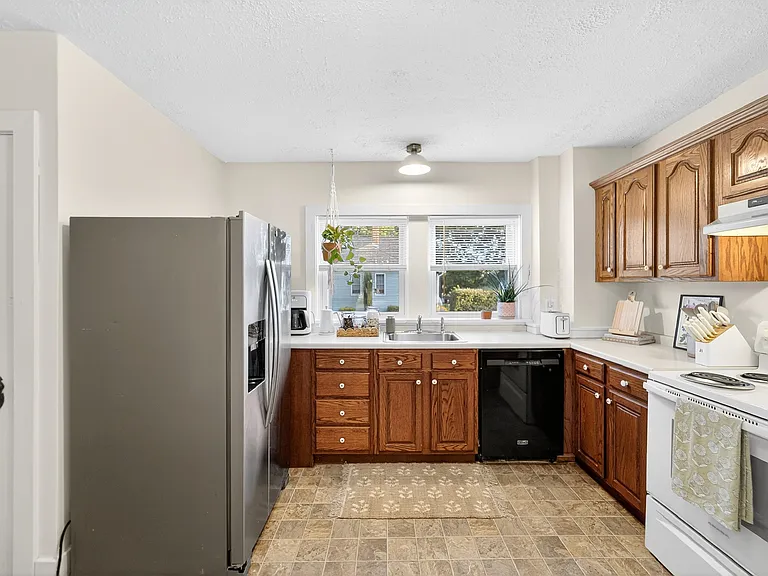 1389 Mount Pleasant Rd — Photo 15