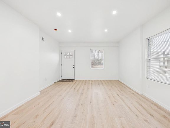 4th image of 2738 Lincoln Ave