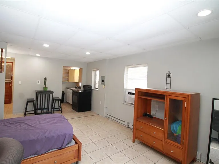 1079 W Magnolia St — Photo 3
