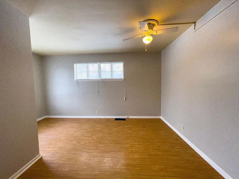 Preleasing For August! Close To Campus — Photo 17