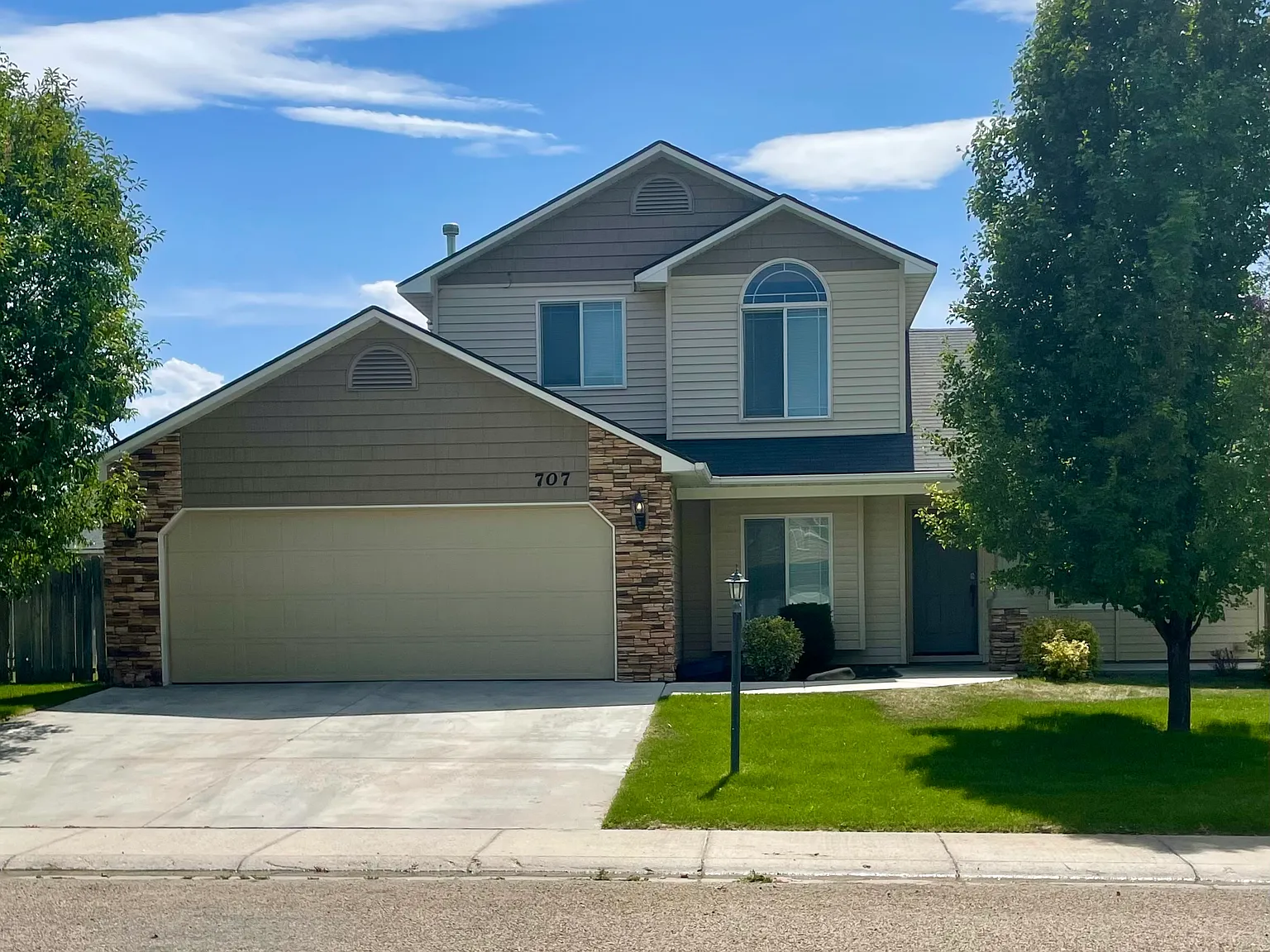 4 bed, 2.5 bath, 1569 sqft, $2,250 — Photo 1