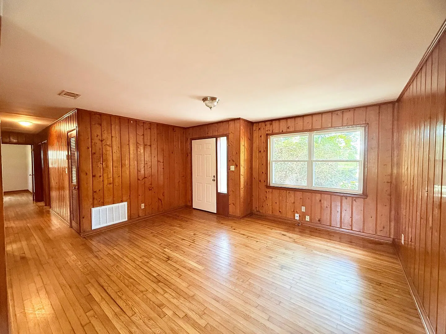 3 Bed/1.5 Bath Home - Backyard Pond — Photo 2
