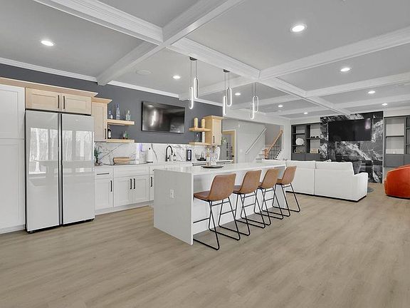 3rd image of 1041 Montrose Way