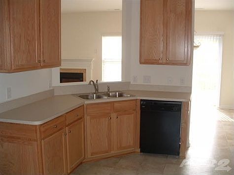Center Kitchen:42" Cabinets/Tons of Counter Space