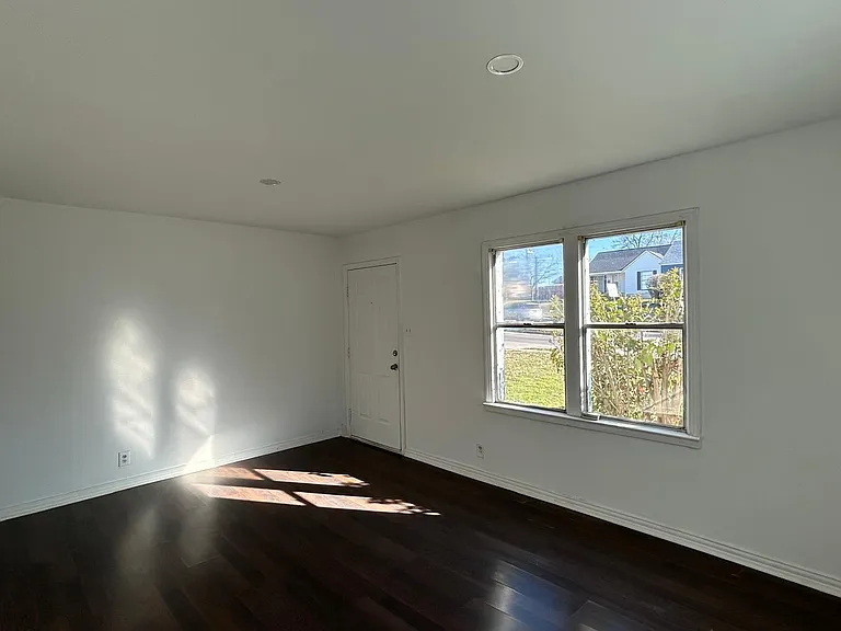 3319 W Clarendon Dr — Photo 2