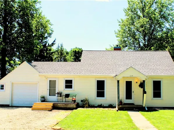 109 Minnehaha St, Hiawatha, KS 66434