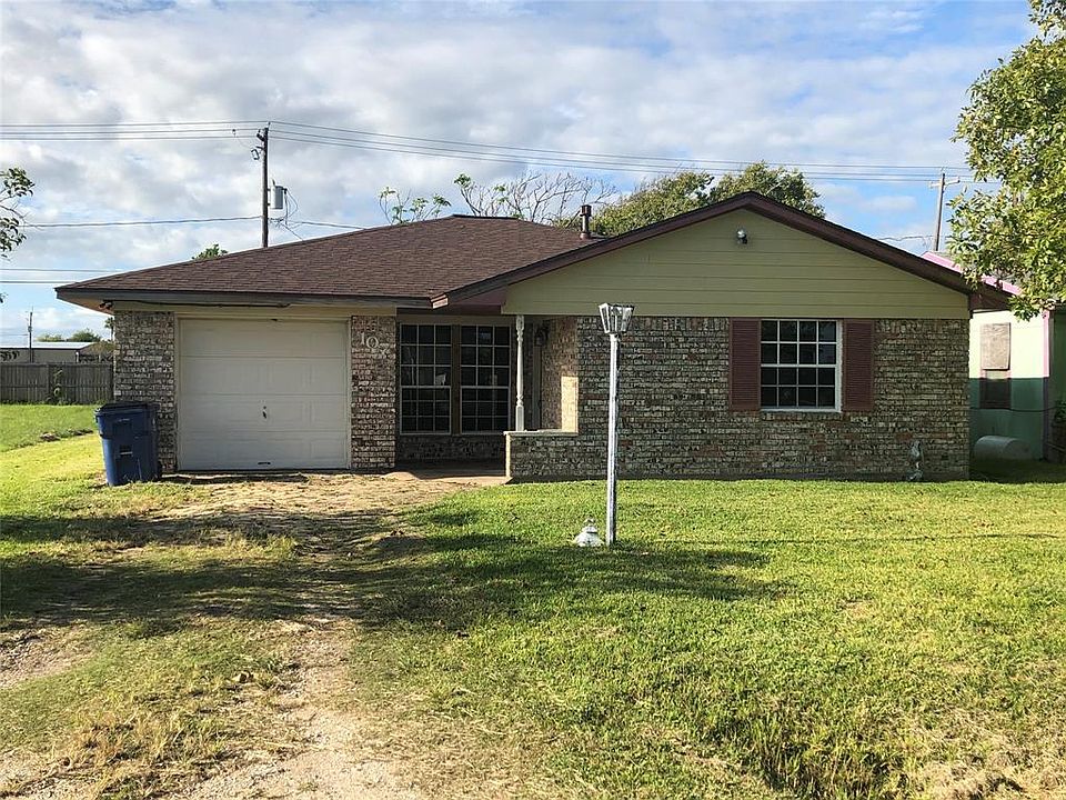 1st image of 107 S Avenue F