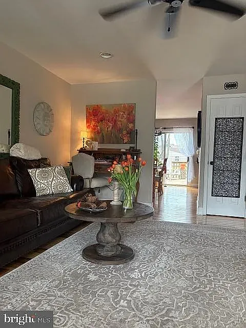 3 bed, 3.5 bath, 1960 sqft, $3,000 — Photo 4