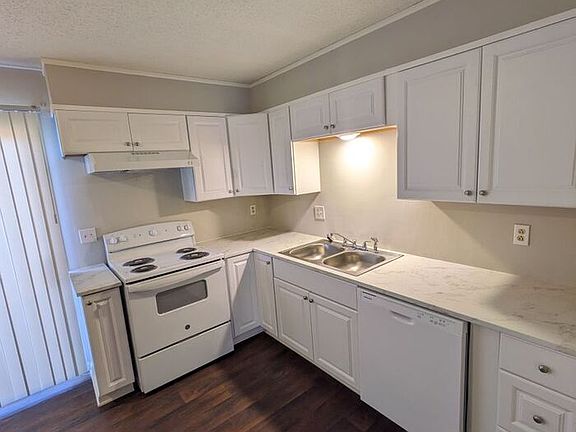 3rd image of 225 2nd St SE #6