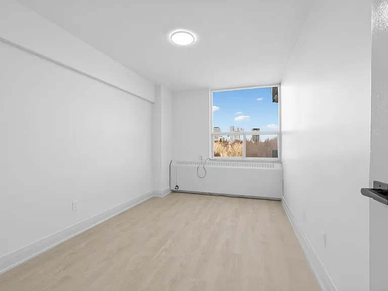 225 Davisville Ave — Photo 28
